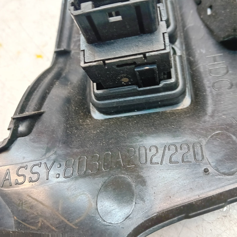 MITSUBISHI OUTLANDER MK3 DASHBOARD AIR VENT & SWITCHES 8030A202/220 FM001072