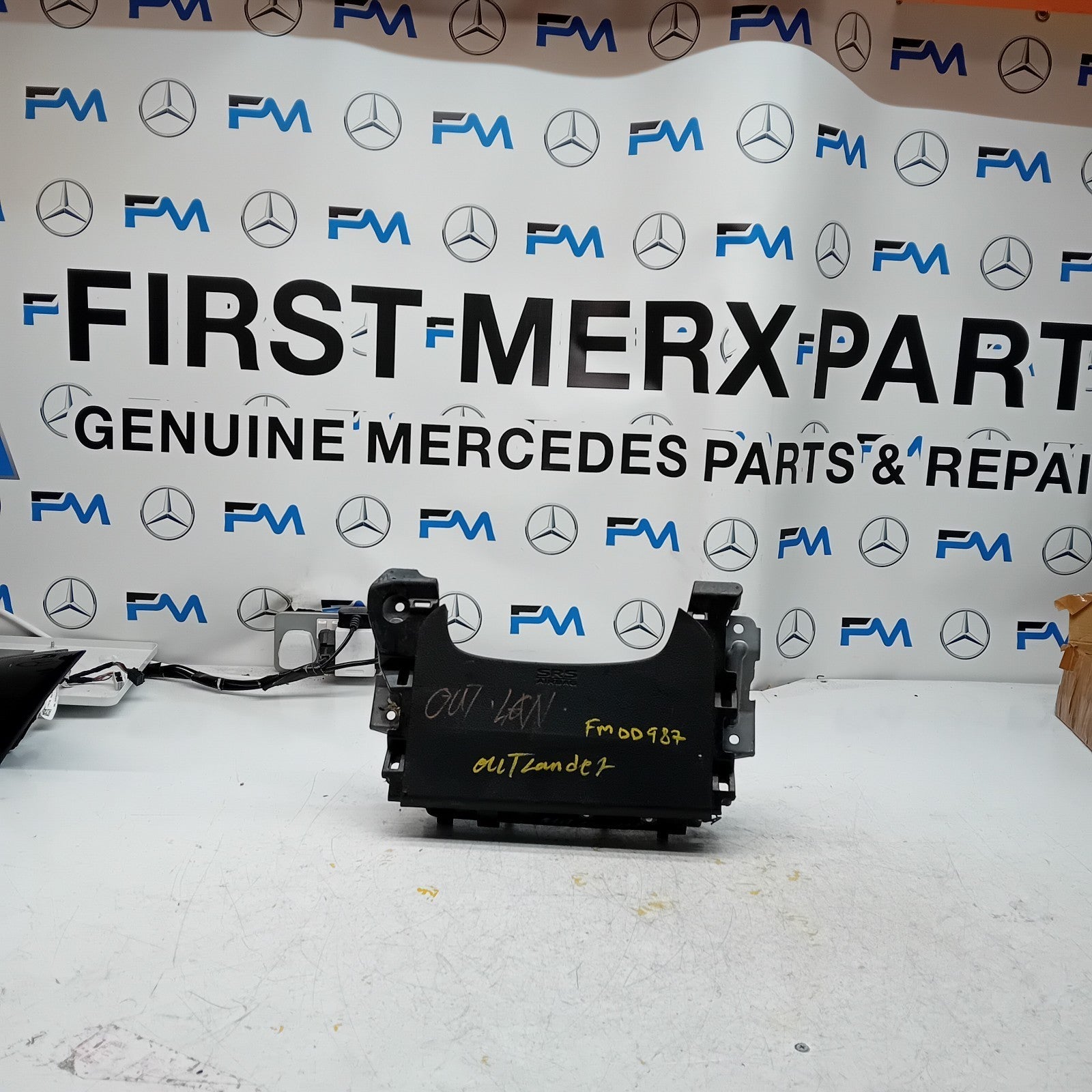 MITSUBISHI OUTLANDER MK3 KNEE AIR SRS BAG RIGHT DRIVER SIDE 7030A-31754 FM00987