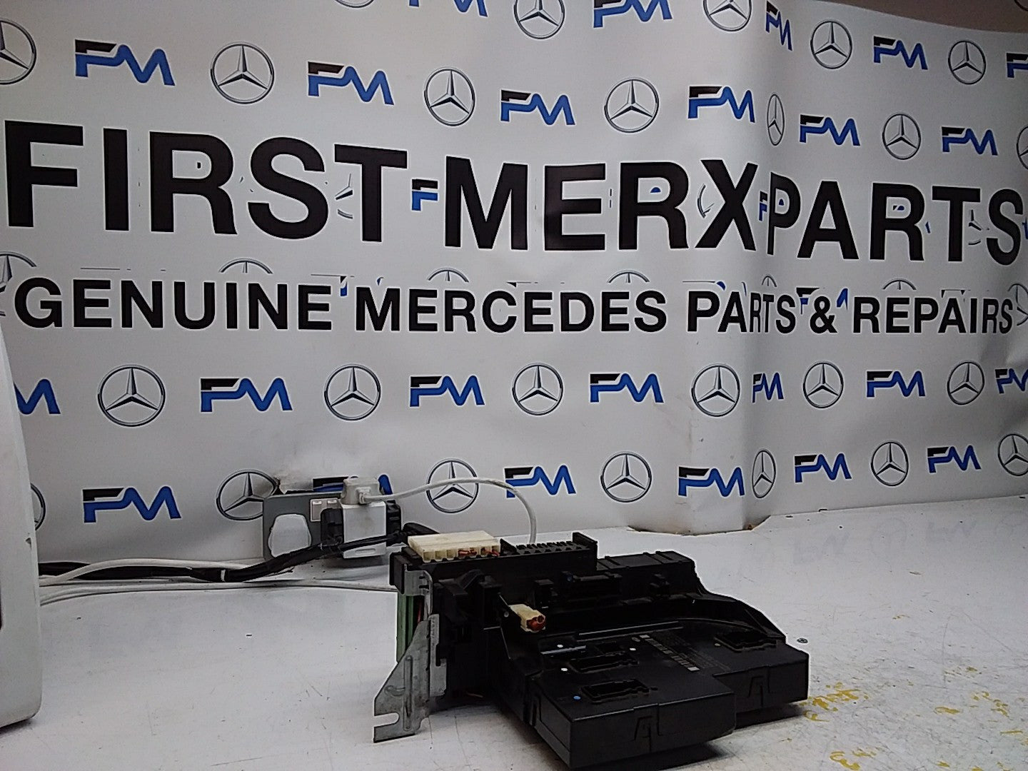 Mercedes E-CLASS W212 FUSE BOX RELAY  A2129000023 FMF110