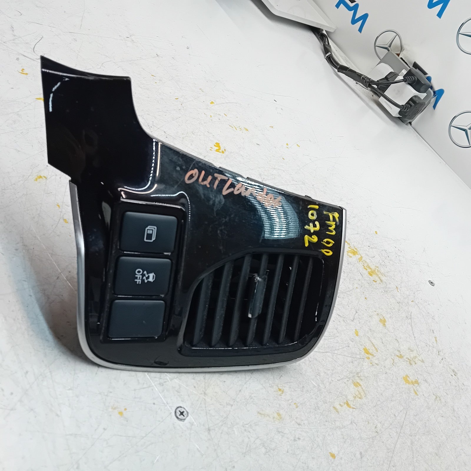 MITSUBISHI OUTLANDER MK3 DASHBOARD AIR VENT & SWITCHES 8030A202/220 FM001072