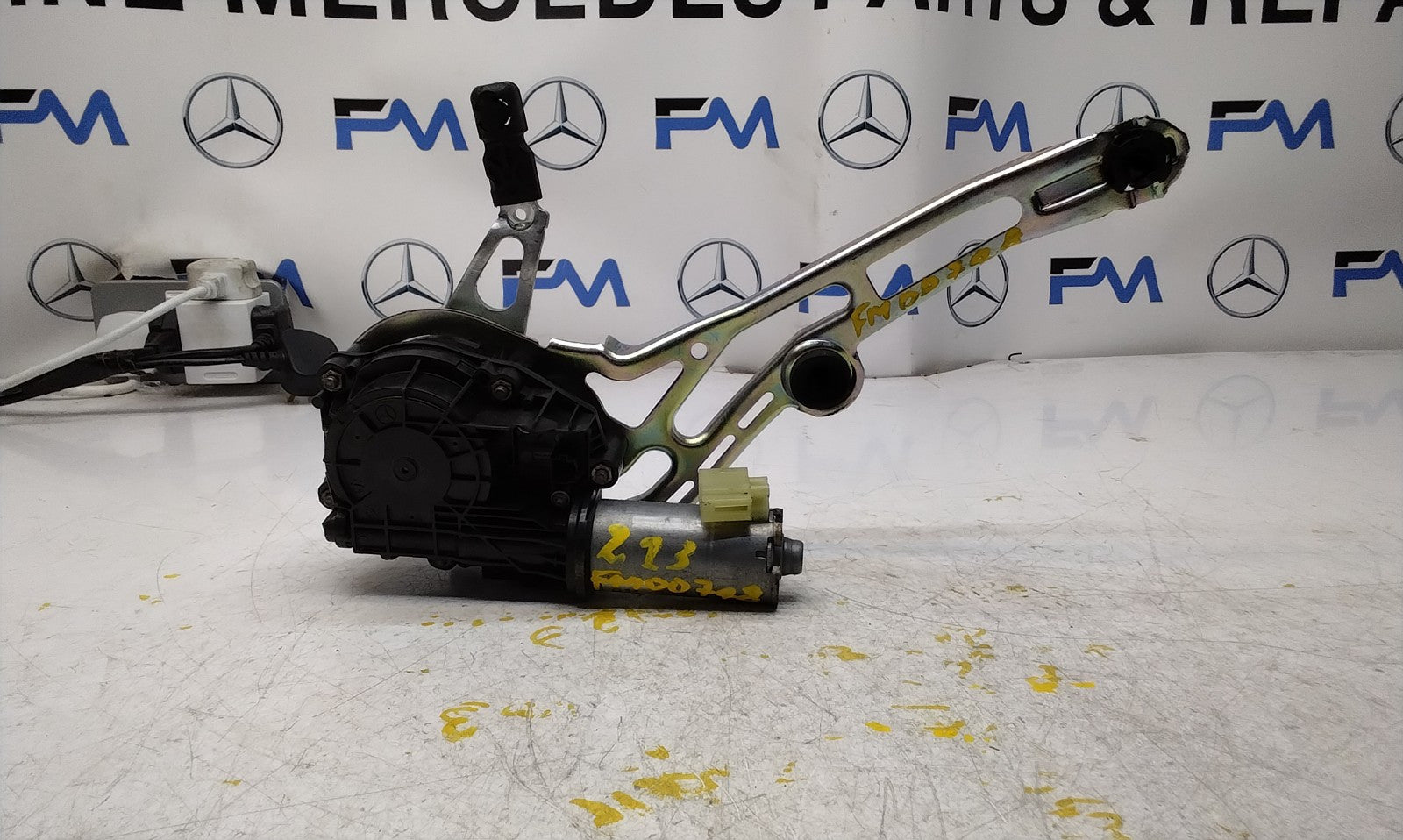 Mercedes C-CLASS W205 TAILGATE LIFT SOFT CLOSE 0390204 124 FM00748