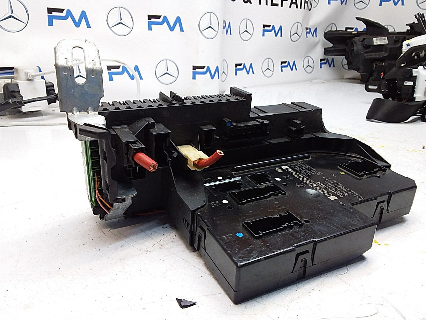 Mercedes E-CLASS W212 FUSE BOX RELAY  A2129009522 FMF111