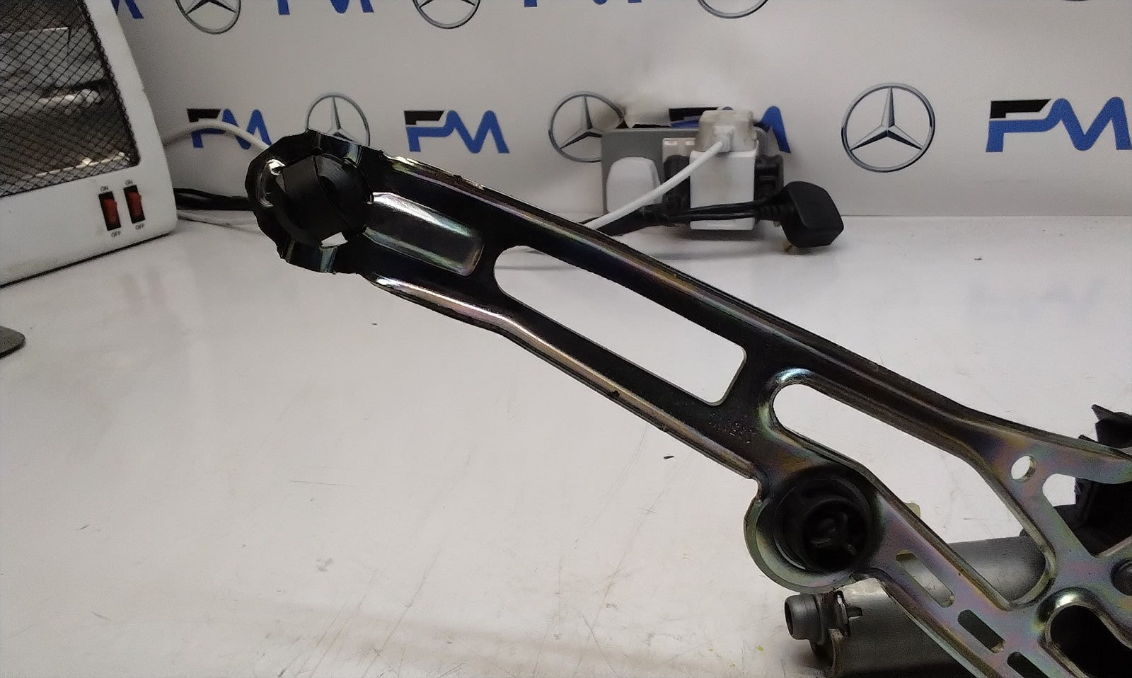 Mercedes C-CLASS W205 TAILGATE LIFT SOFT CLOSE 0390204 124 FM00748