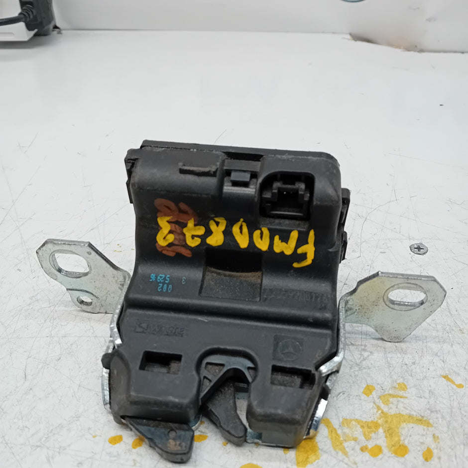 GENUINE MERCEDES BENZ C-CLASS W205 REAR SEAT LOCK / LATCH A2059200176 FM00873