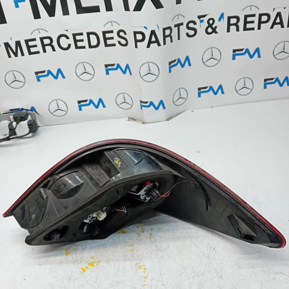 MERCEDES R-CLASS W251 PASSENGER SIDE NS REAR TAIL LIGHT FMT170 (Damaged)