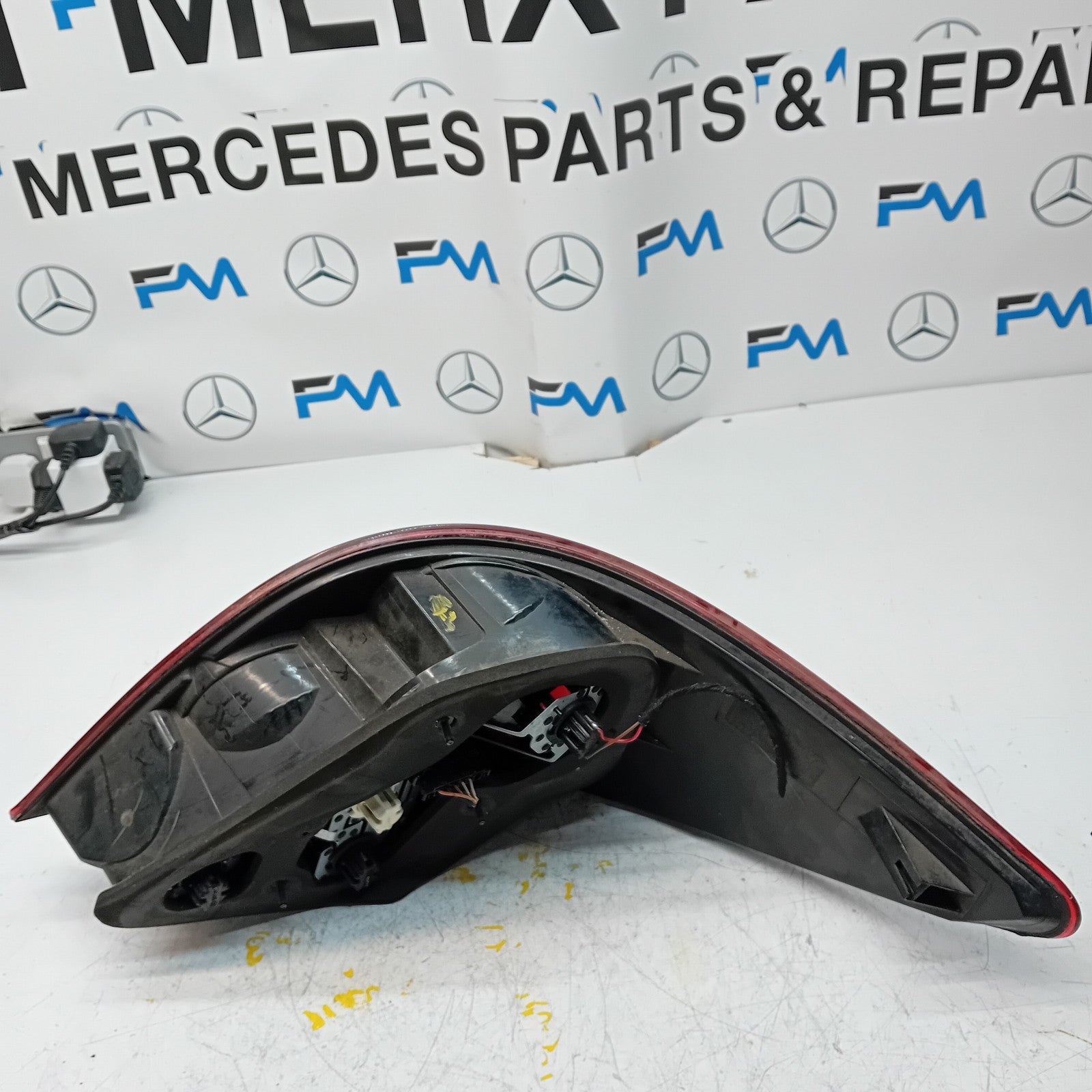 MERCEDES R-CLASS W251 PASSENGER SIDE NS REAR TAIL LIGHT FMT170 (Damaged)