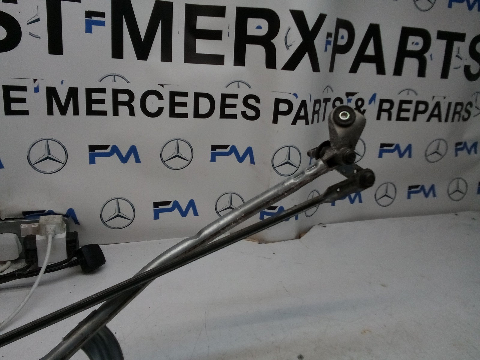 MERCEDES-BENZ C CLASS W205 FRONT WIPER MOTOR WITH LINKAGE A2059600940 FM00218