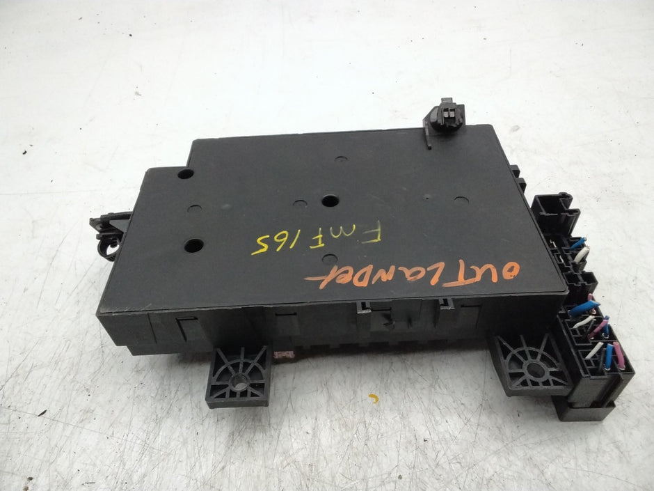 MITSUBISHI OUTLANDER FUSE RELAY  BOX  8637B687  FMF165
