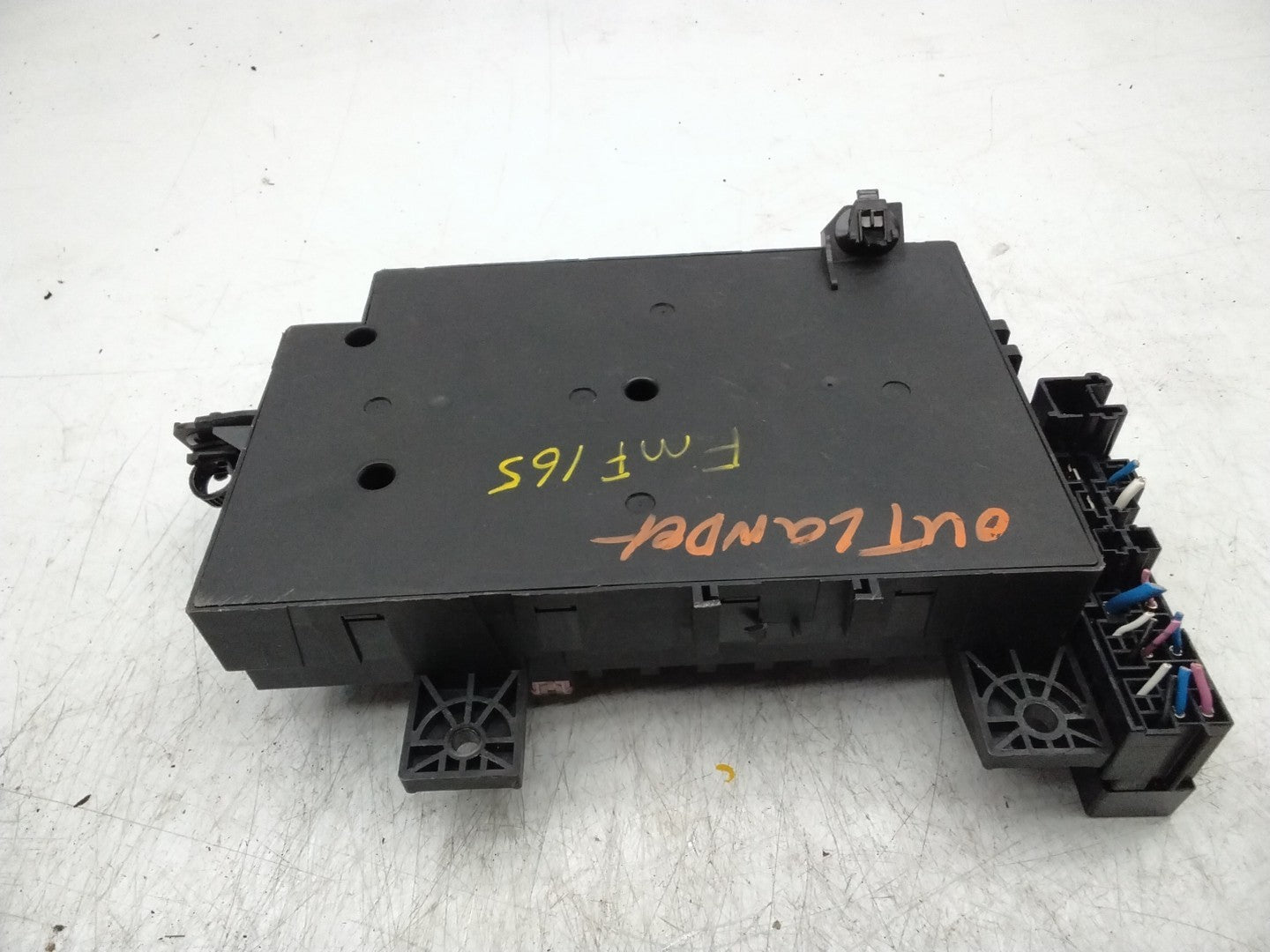 MITSUBISHI OUTLANDER FUSE RELAY  BOX  8637B687  FMF165