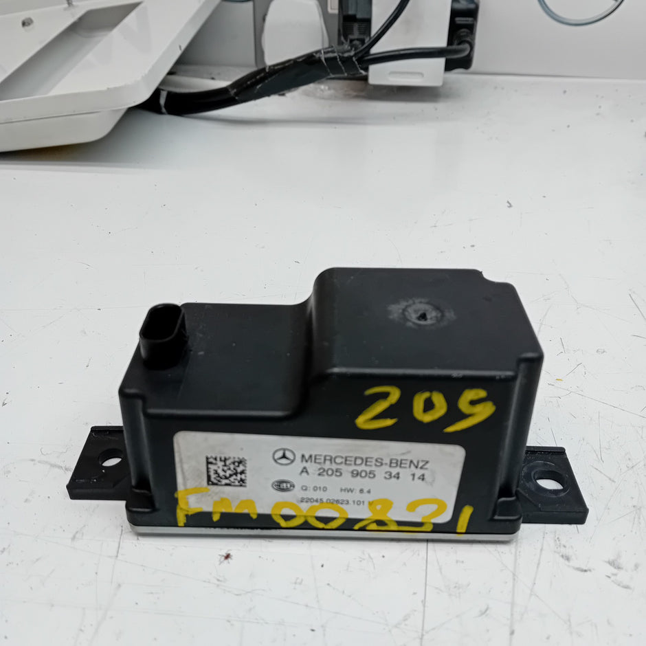 MERCEDES C-CLASS VOLTAGE CONVERTER AUXILIARY BATTERY W205 A2059053414 FM00831