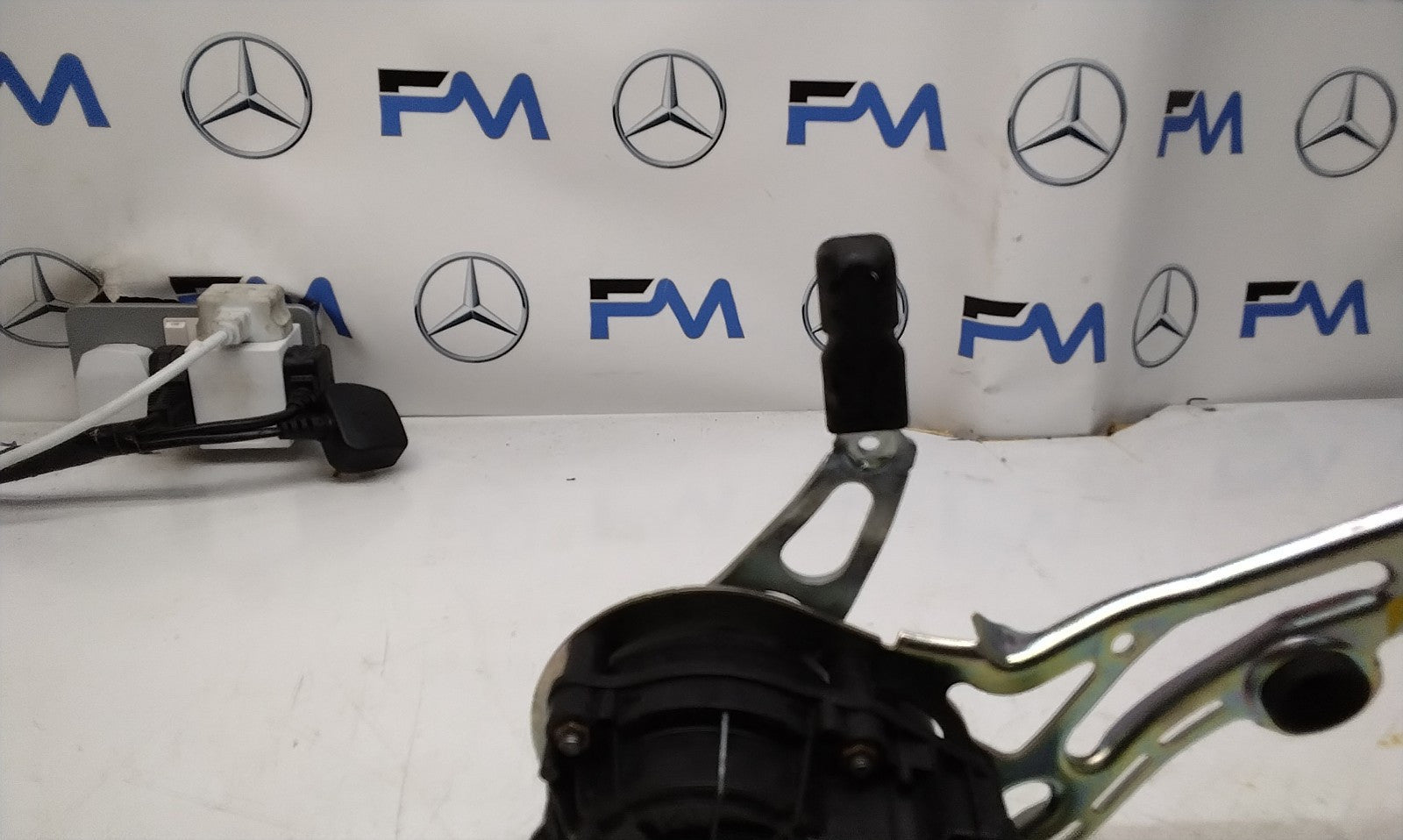 Mercedes C-CLASS W205 TAILGATE LIFT SOFT CLOSE 0390204 124 FM00748