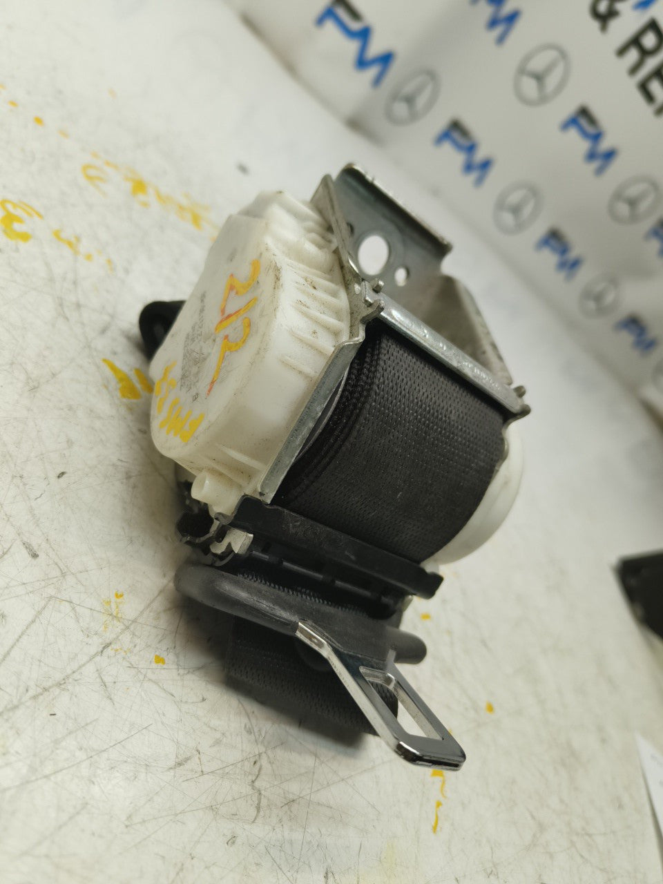  MERCEDES BENZ W212 E CLASS REAR MIDDLE CENTRE SEAT BELT A2128605785 FMS37