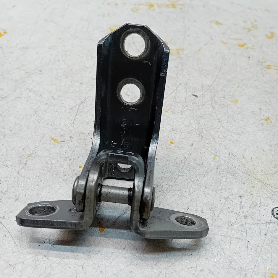 MITSUBISHI OUTLANDER MK3 RIGHT FRONT DOOR LOWER HINGE PANEL A204 A046834 FM00967