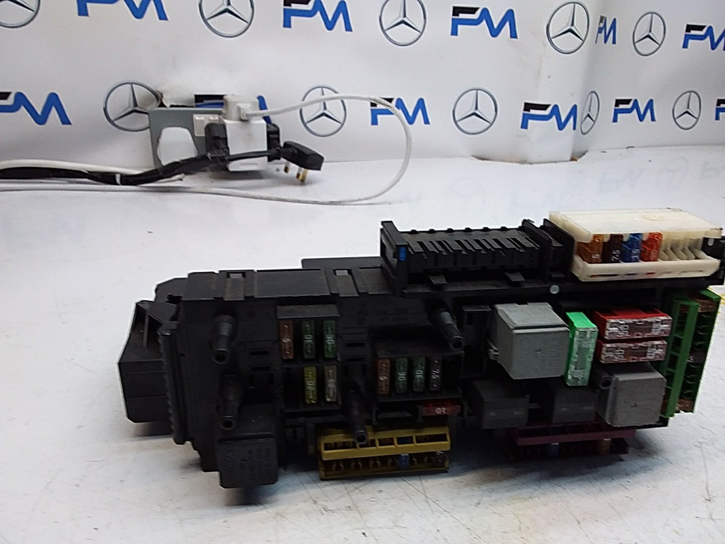 Mercedes E-CLASS W212 FUSE BOX RELAY  A2129000023 FMF110
