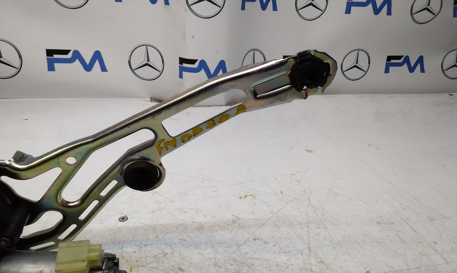 Mercedes C-CLASS W205 TAILGATE LIFT SOFT CLOSE 0390204 124 FM00748