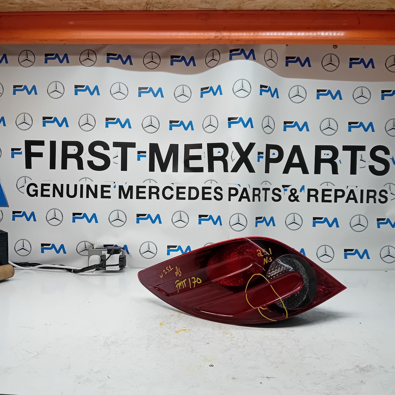 MERCEDES R-CLASS W251 PASSENGER SIDE NS REAR TAIL LIGHT FMT170 (Damaged)