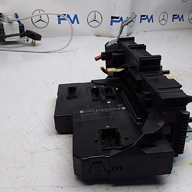 Mercedes E-CLASS W212 FUSE BOX RELAY  A2129009522 FMF111