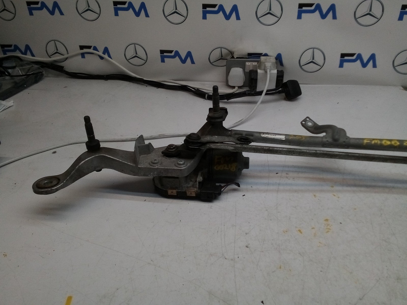 MERCEDES-BENZ C CLASS W205 FRONT WIPER MOTOR WITH LINKAGE A2059600940 FM00218