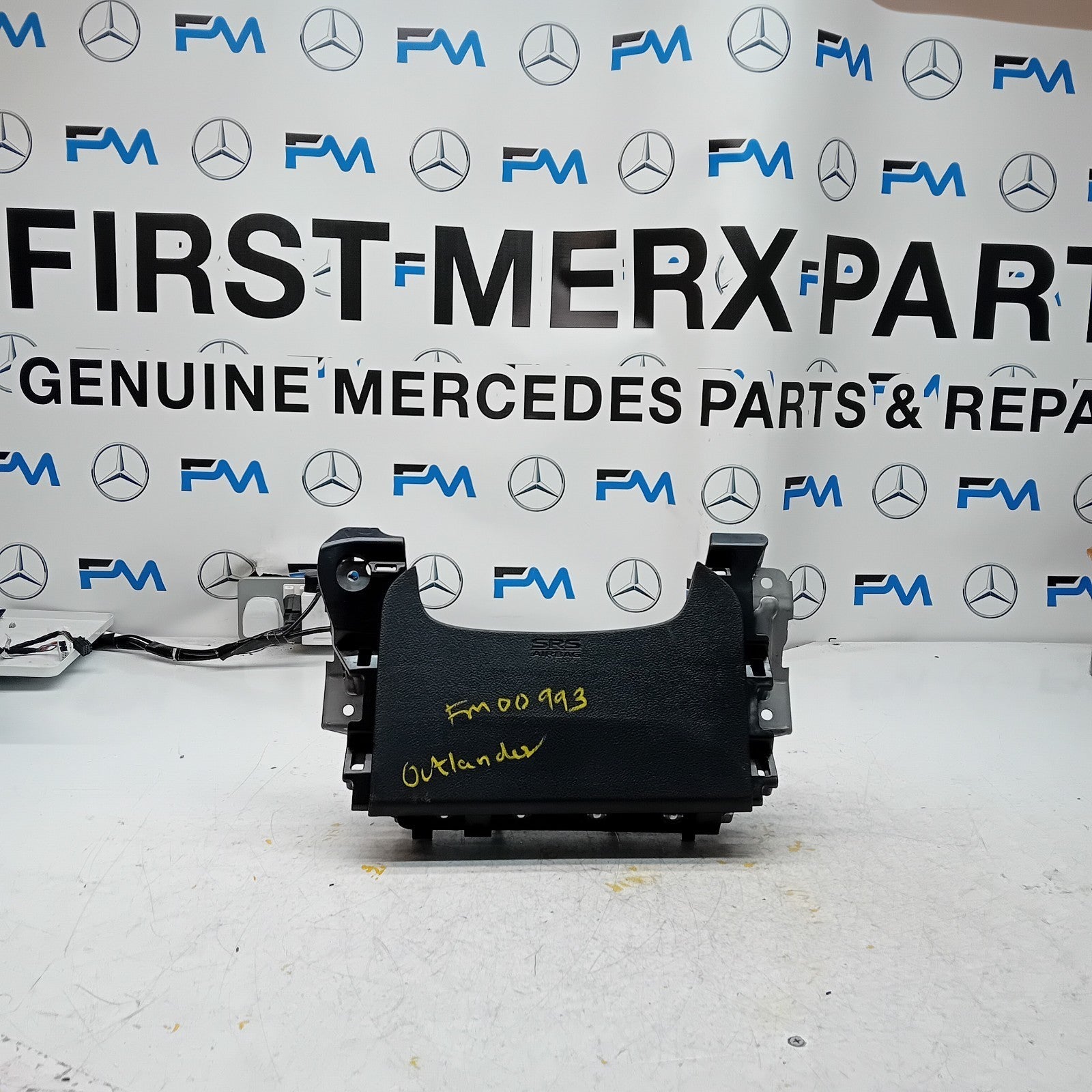 MITSUBISHI OUTLANDER MK3 KNEE AIR SRS BAG RIGHT DRIVER SIDE 7030A-31753 FM00993