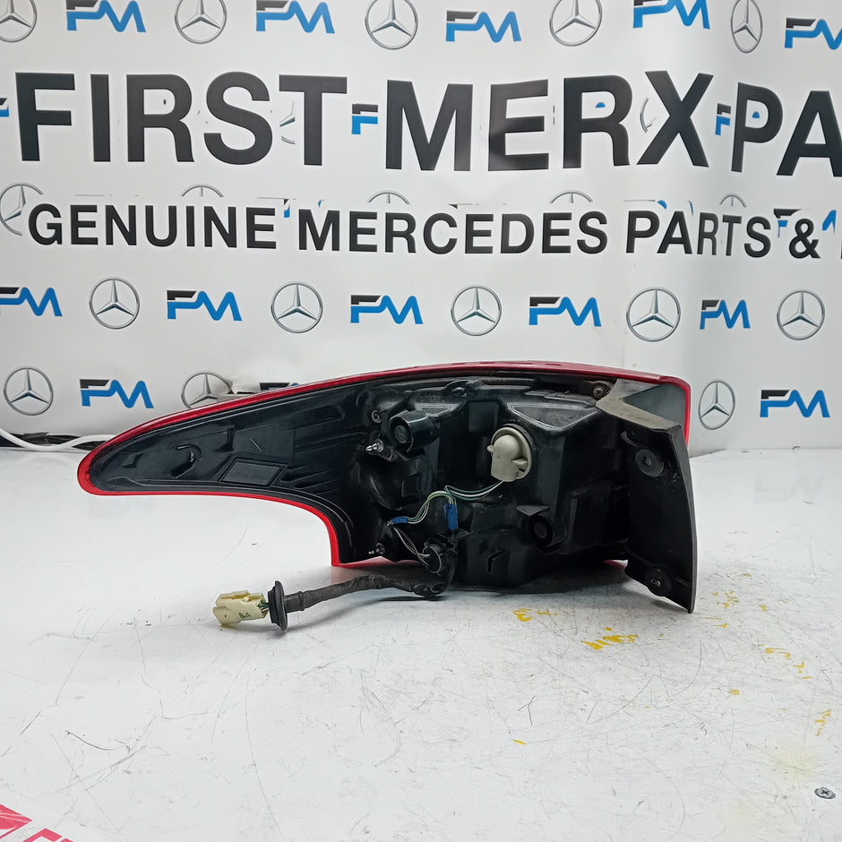 MITSUBISHI OUTLANDER DRIVER SIDE OS REAR TAIL LIGHT FMT189 HALF LED