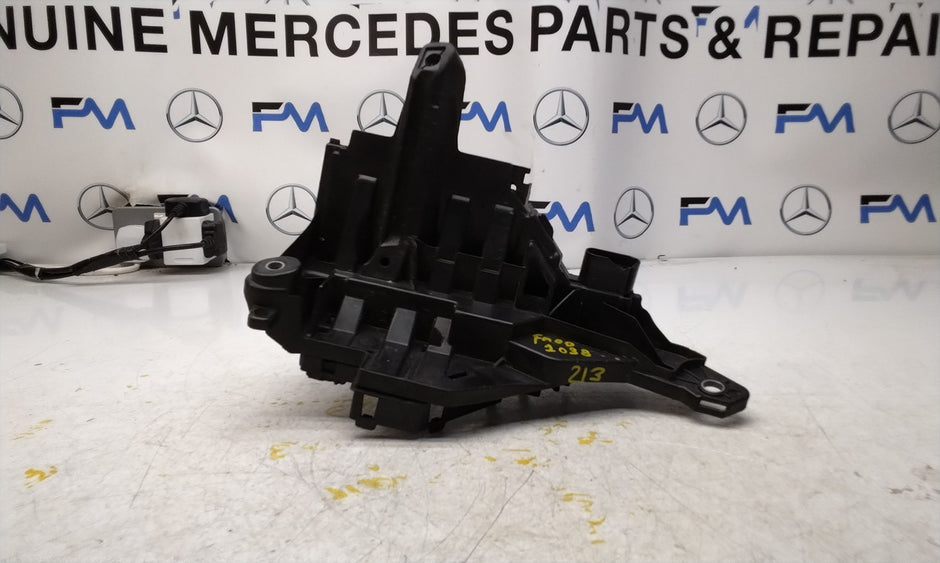 Mercedes C-CLASS W205 Fuse Relay Junction Box A2135400750 FM001038