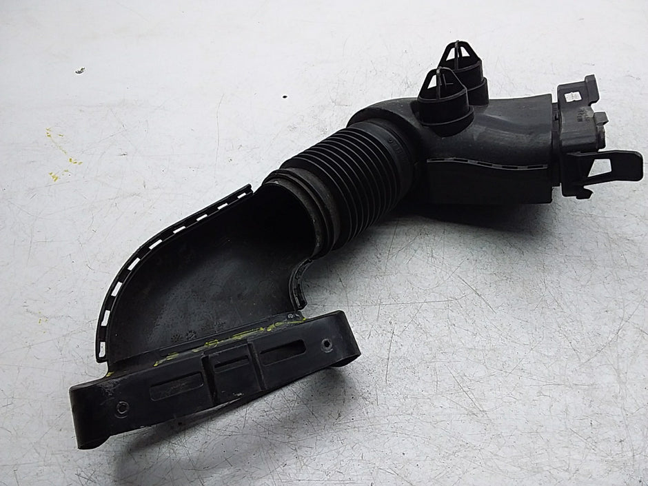 MERCEDES BENZ E-CLASS W213 AIR INTAKE TUBE A6540040097 FMI45 (DAMAGED)