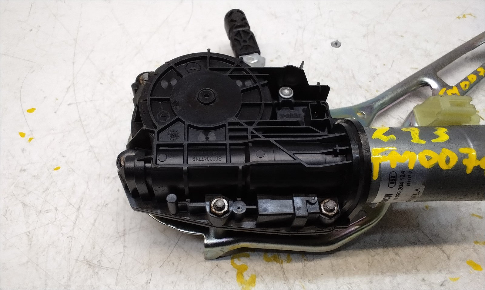 Mercedes C-CLASS W205 TAILGATE LIFT SOFT CLOSE 0390204 124 FM00748