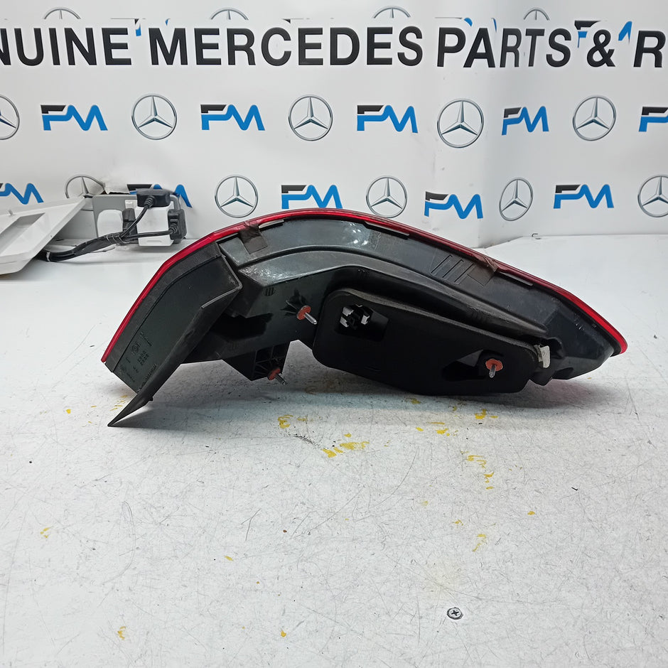 MERCEDES E-CLASS W212 PASSENGER SIDE LEFT NS REAR TAIL LIGHT A2129060703 FMT220