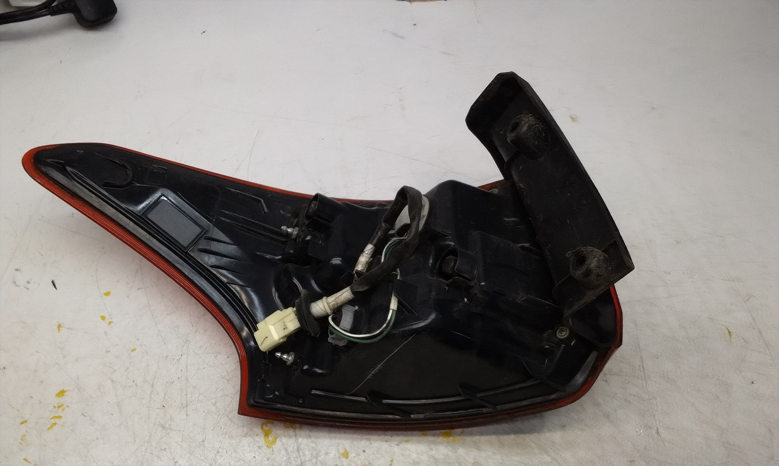MITSUBISHI OUTLANDER DRIVER SIDE RIGHT OS REAR TAIL LIGHT FMT211 HALF LED