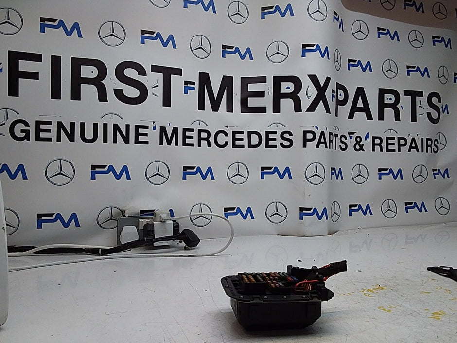 MERCEDES BENZ E-CLASS W213 2016 ONWARDS  FUSE RELAY BOX A2135403038 FMF116