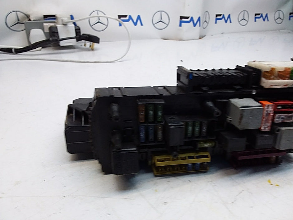 MERCEDES C-CLASS W204  FUSE  BOX RELAY A2049005003 FMF104
