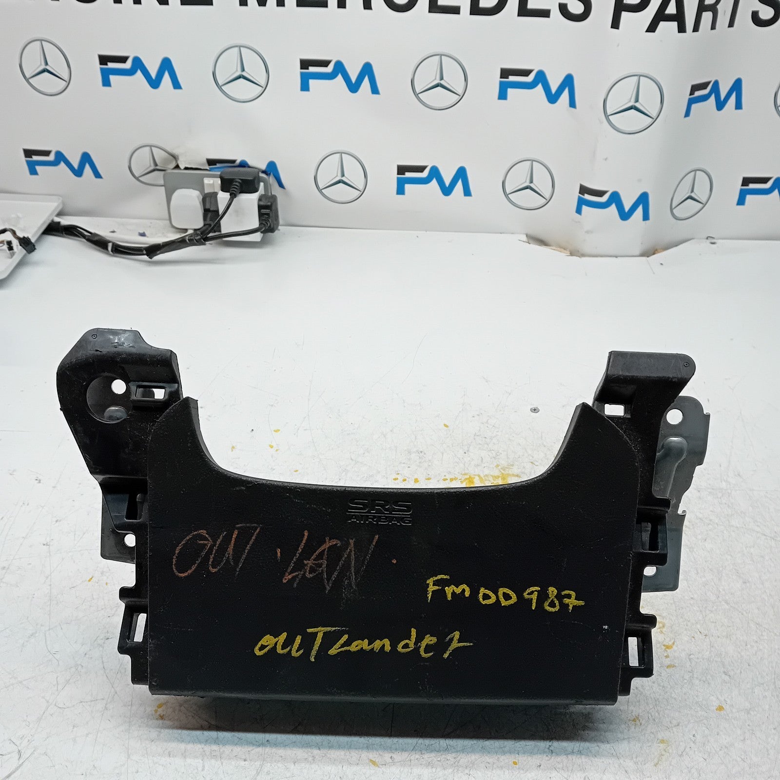 MITSUBISHI OUTLANDER MK3 KNEE AIR SRS BAG RIGHT DRIVER SIDE 7030A-31754 FM00987
