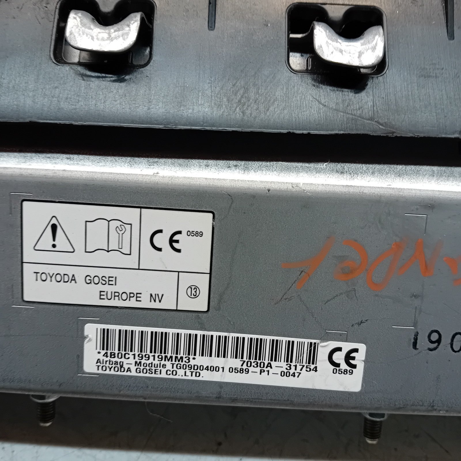 MITSUBISHI OUTLANDER MK3 KNEE AIR SRS BAG RIGHT DRIVER SIDE 7030A-31754 FM00989