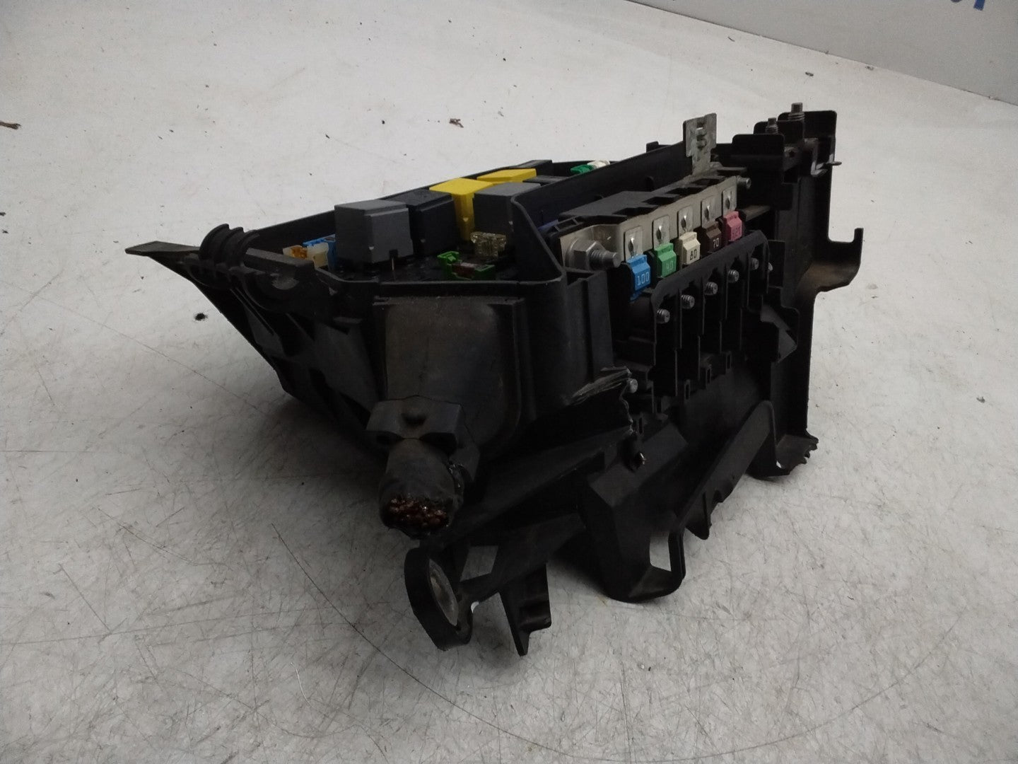 MERCEDES BENZ B-CLASS FUSE RELAY  BOX A2469980601  FMF172