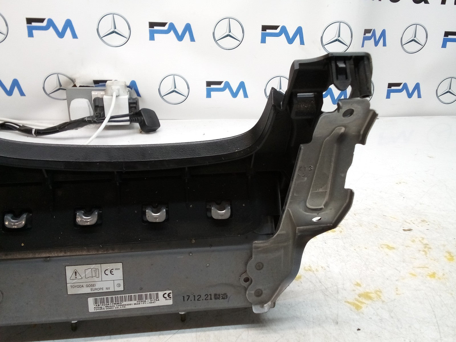 MITSUBISHI OUTLANDER MK3 KNEE AIR SRS BAG RIGHT DRIVER SIDE 7030A-31754 FM00762