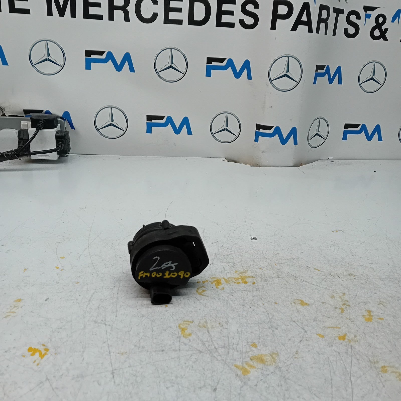 Mercedes C E-CLASS W211 ELECTRIC COOLANT WATER PUMP A2118350028 FM001090