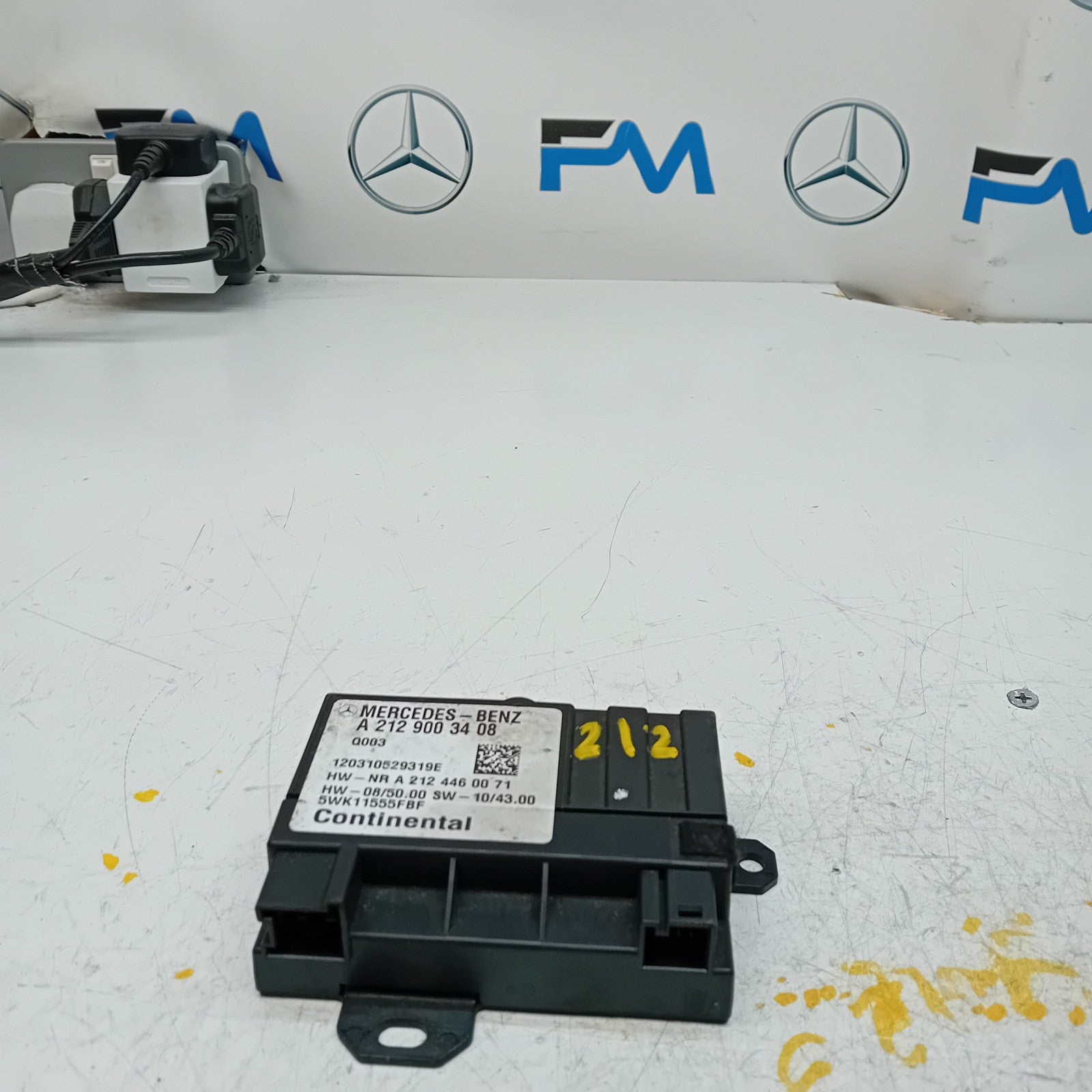Mercedes  E-CLASS W212 Fuel Pump Module Control Unit A2129003408 FM00864