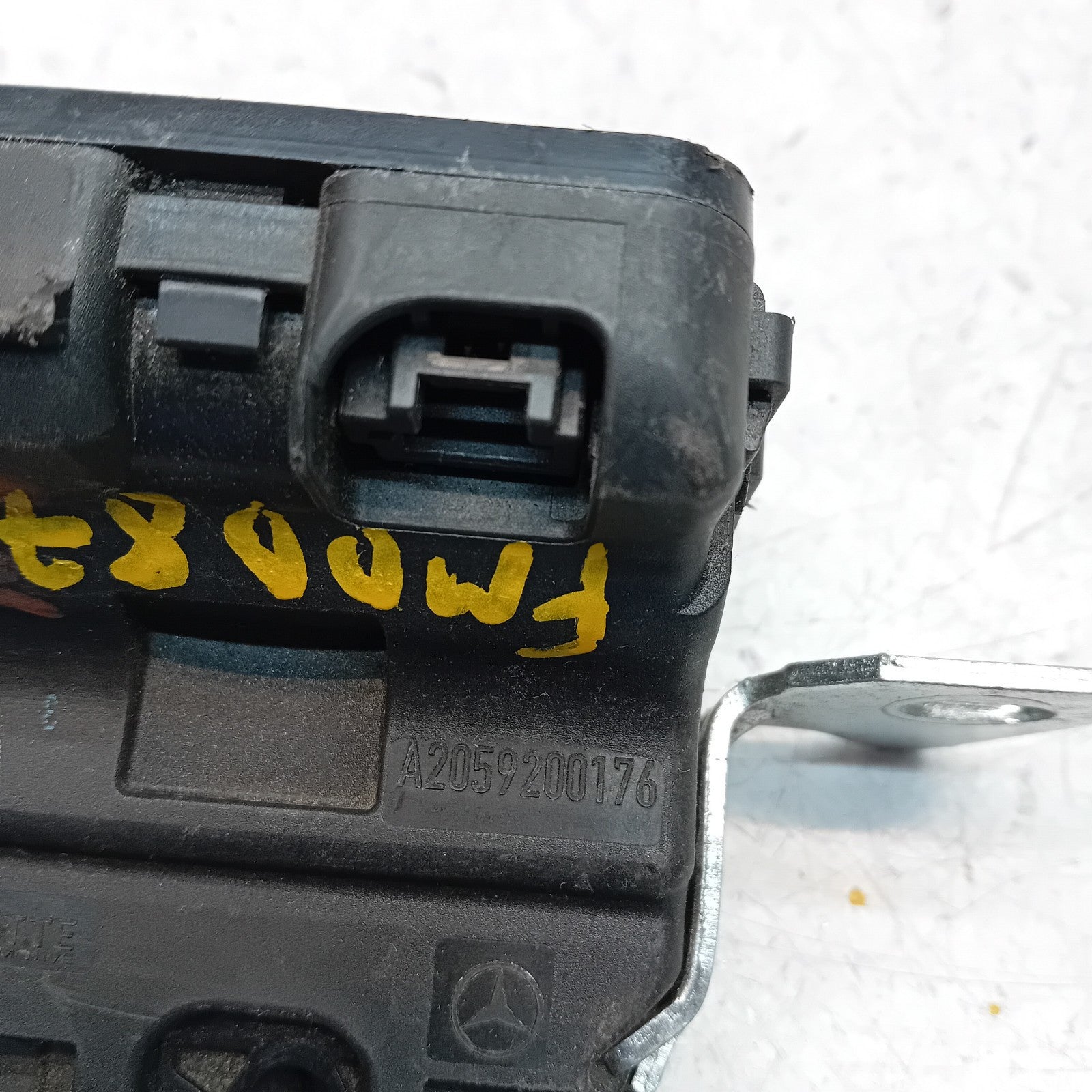 GENUINE MERCEDES BENZ C-CLASS W205 REAR SEAT LOCK / LATCH A2059200176 FM00873