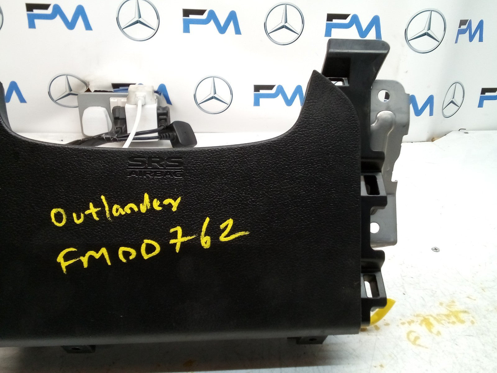 MITSUBISHI OUTLANDER MK3 KNEE AIR SRS BAG RIGHT DRIVER SIDE 7030A-31754 FM00762