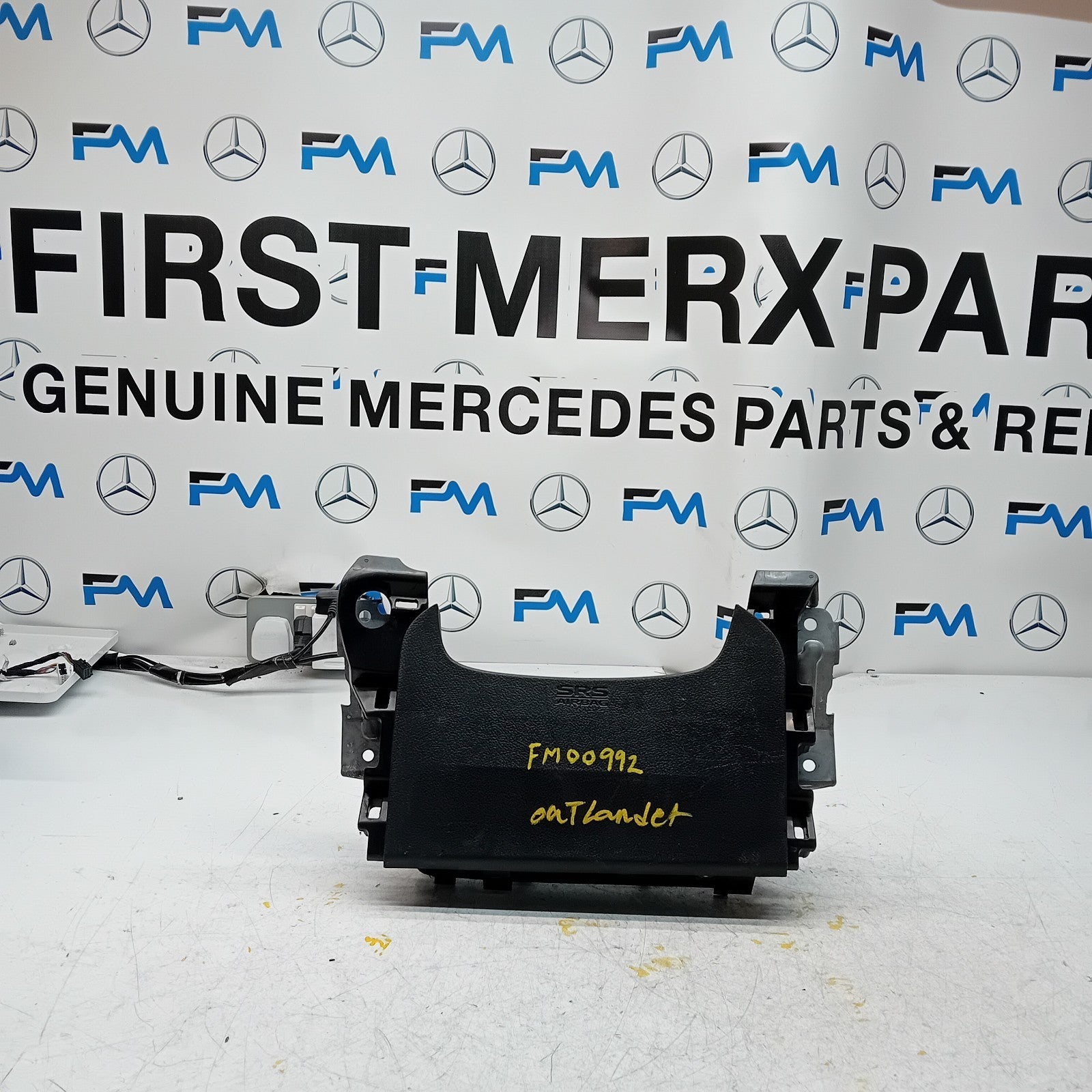 MITSUBISHI OUTLANDER MK3 KNEE AIR SRS BAG RIGHT DRIVER SIDE 7030A-31754 FM00992
