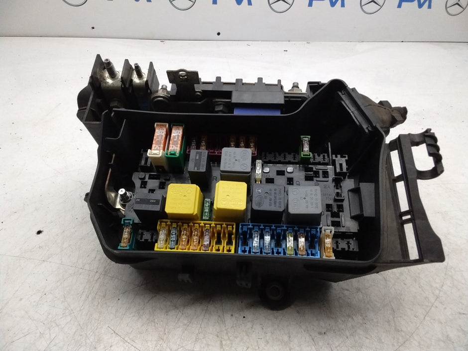 MERCEDES BENZ B-CLASS FUSE RELAY  BOX A2469980601  FMF172