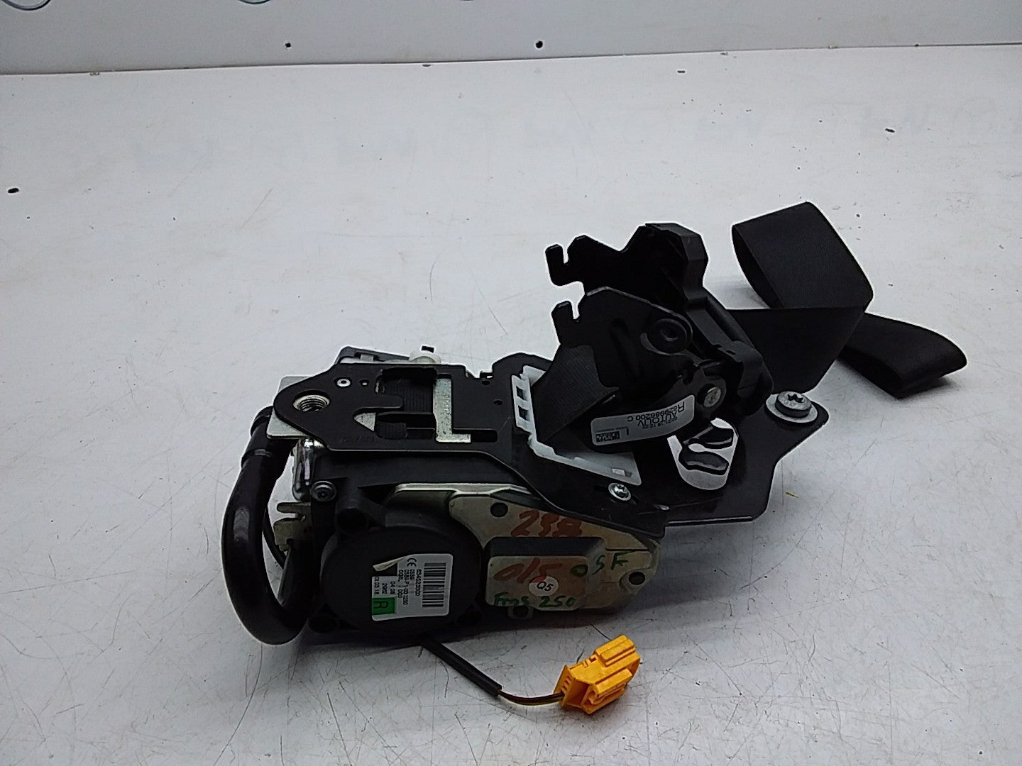 MERCEDES E-CLASS W238 SEAT BELT FRONT RIGHT DRIVER SIDE A2388602900 FMS250 OSF