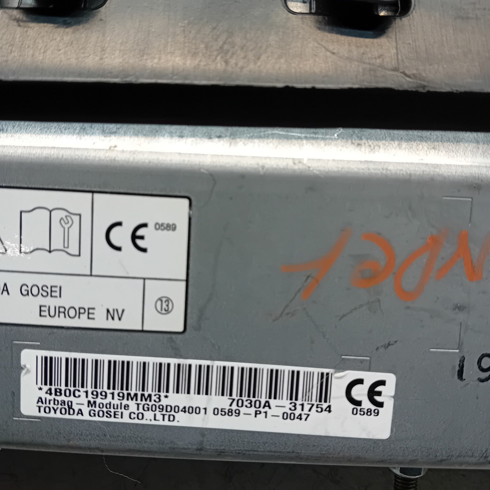 MITSUBISHI OUTLANDER MK3 KNEE AIR SRS BAG RIGHT DRIVER SIDE 7030A-31754 FM00989