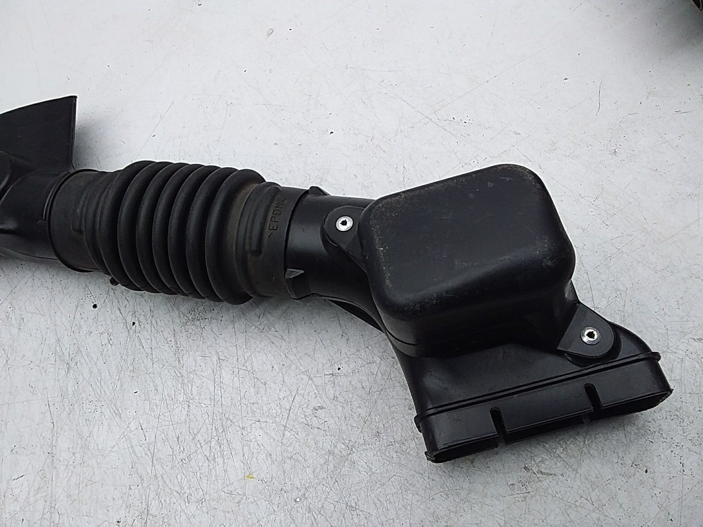 OUTLANDER AIR INTAKE TUBE 2.4 PETROL FMI09 1505A661