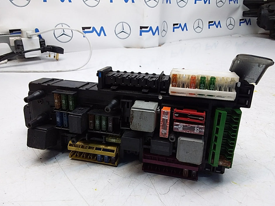 MERCEDES C-CLASS W204  FUSE  BOX RELAY A2049005003 FMF104
