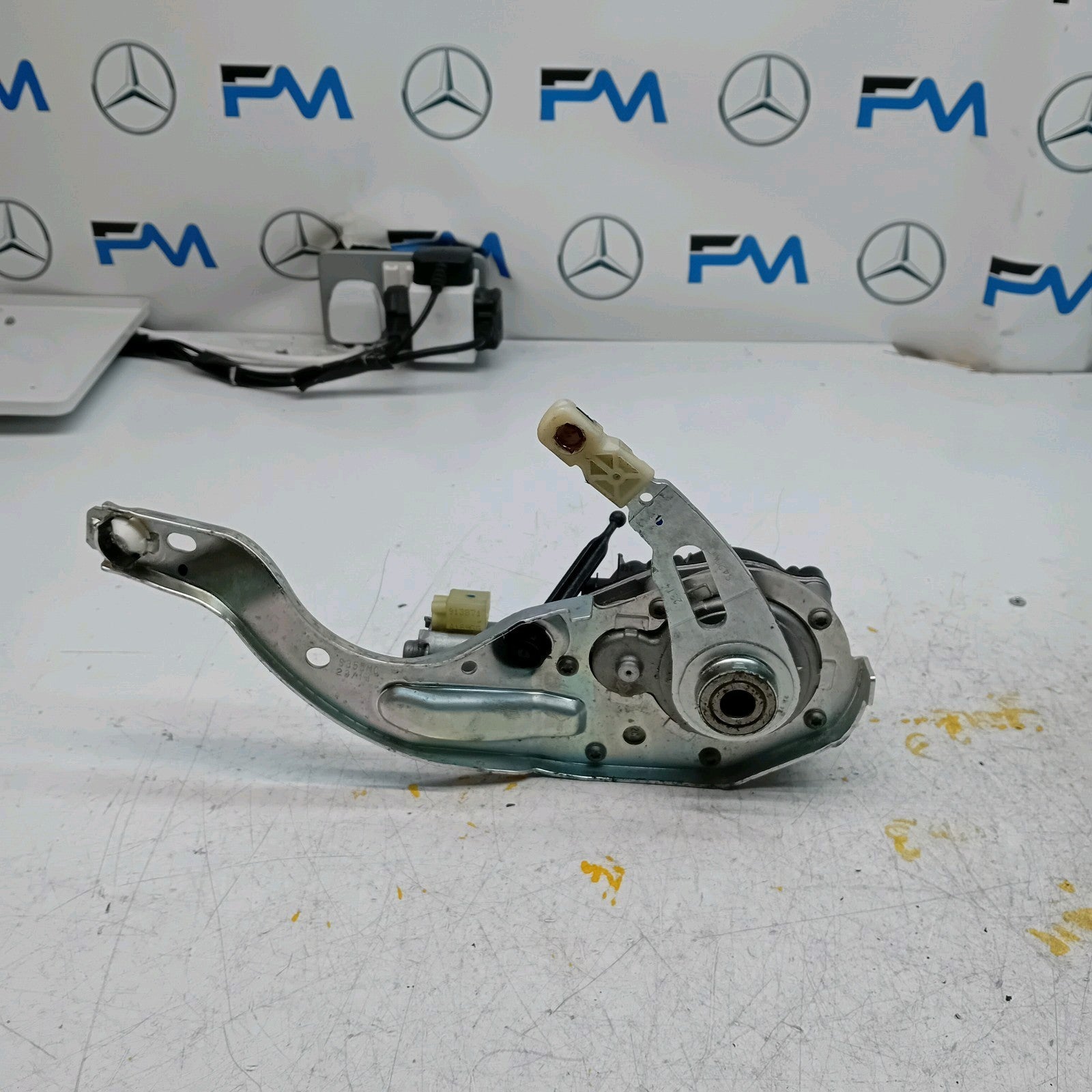 Mercedes Benz C-CLASS W205 TAILGATE POWER LIFT SOFT CLOSE 0390204 124 FM00951