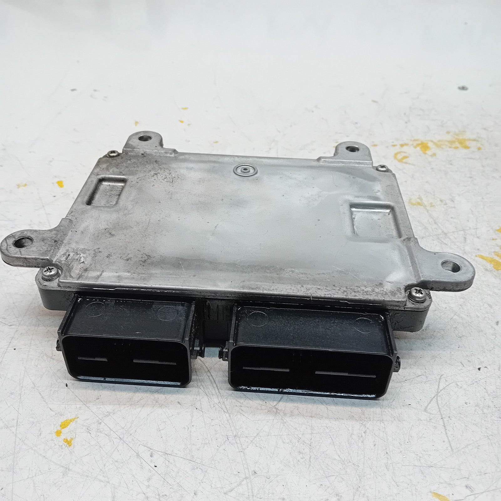MITSUBISHI  OUTLANDER MK3 ENGINE ECU CONTROL MODULE 1860D100 FM00877