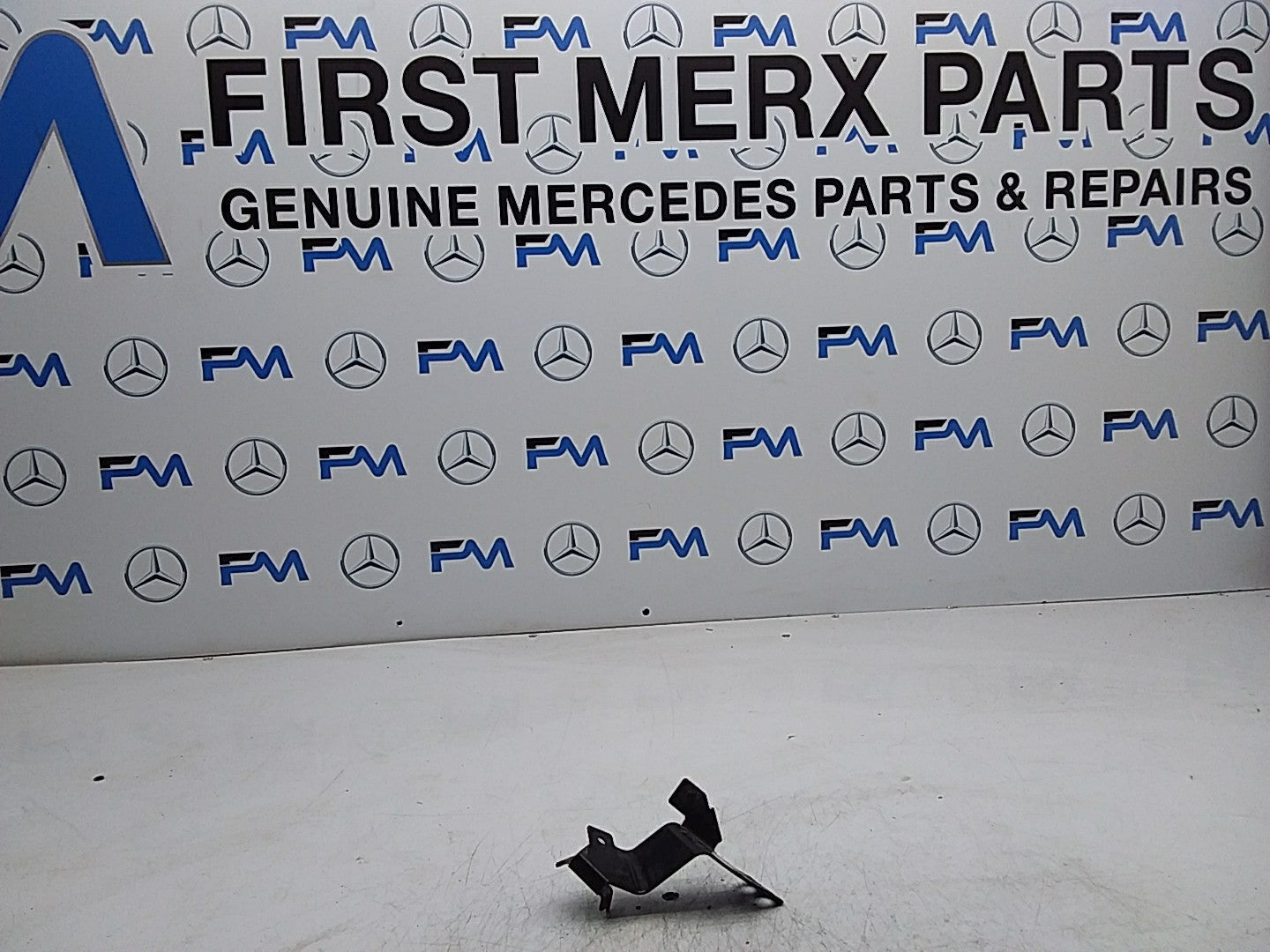 MERCEDES BENZ E-CLASS W213 WATER PUMP MOUNTING BRACKET A2135010420 FMR13