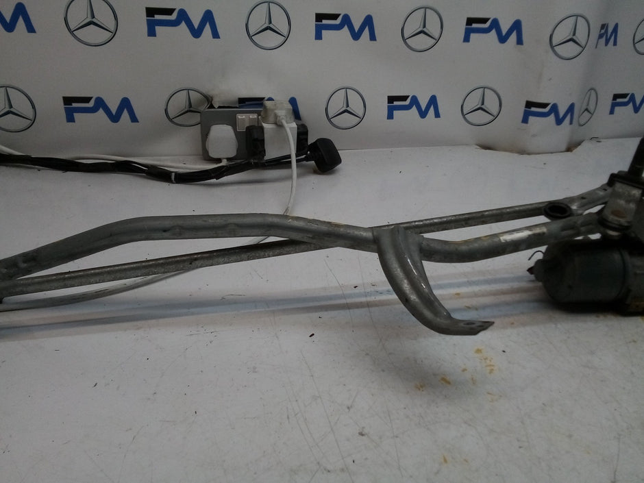 MERCEDES-BENZ C CLASS W205 FRONT WIPER MOTOR WITH LINKAGE A2059600940 FM00218