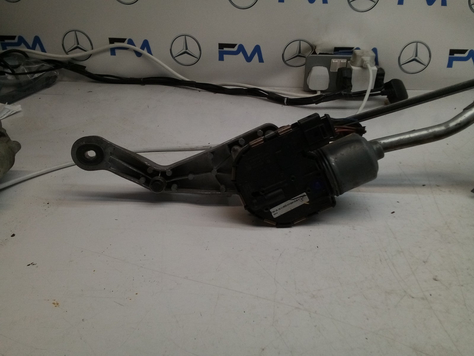 MERCEDES-BENZ C CLASS W205 FRONT WIPER MOTOR WITH LINKAGE A2059600940 FM00218